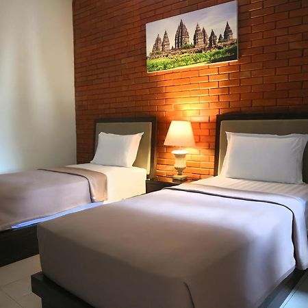 Omah Watu Homestay Yogyakarta Exterior photo